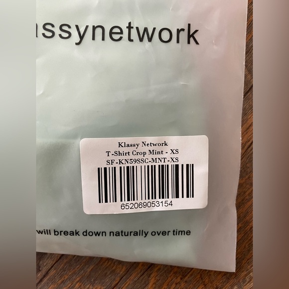 New without tags! T-Shirt Brami Crop in Mint from Klassy Network - Picture 8 of 8